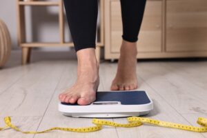 Woman experiencing symptoms of hyperthyroidism in NYC